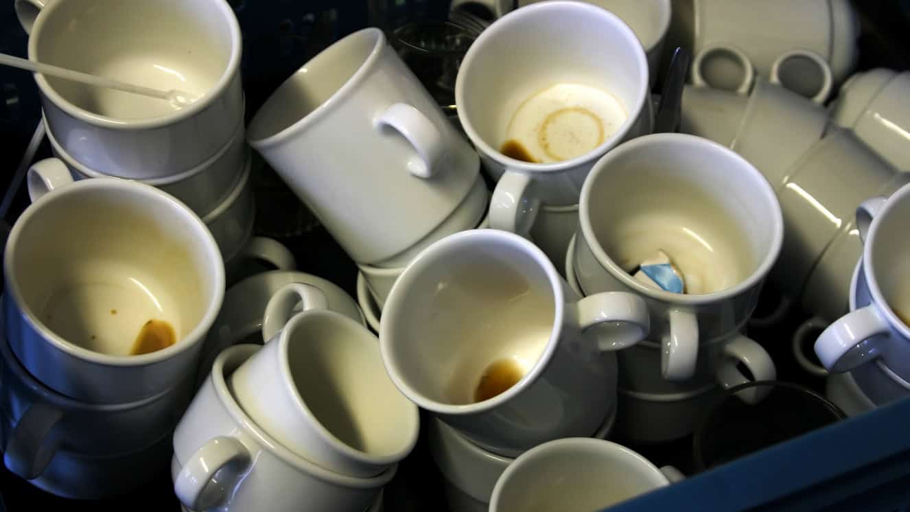 Почему моряки  военно-морского флота никогда не моют кофейные кружки?