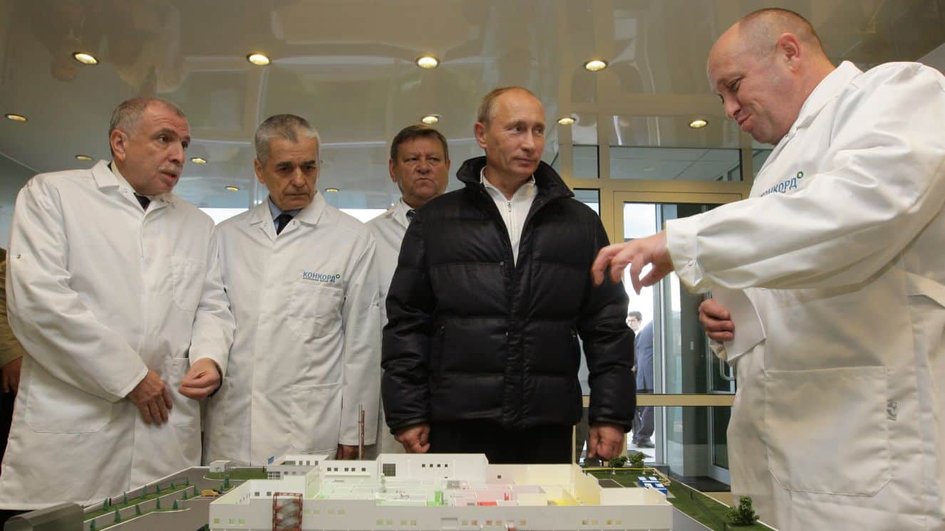 Yevgeny Prigozhin walks Vladimir Putin through a tour of his Concord food catering factory.