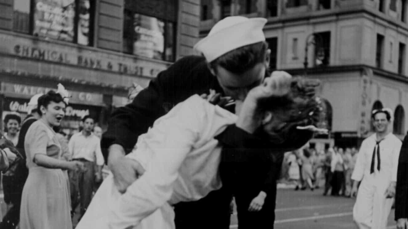 The WW2 kiss photo.