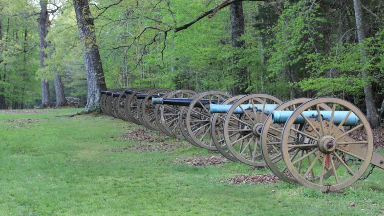 Civil War site and cannons lined up.